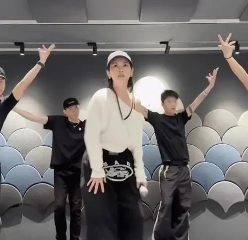 ▲楊丞琳在社群放出自己練習演唱會舞蹈的影片。（圖／＠rainie77 IG）