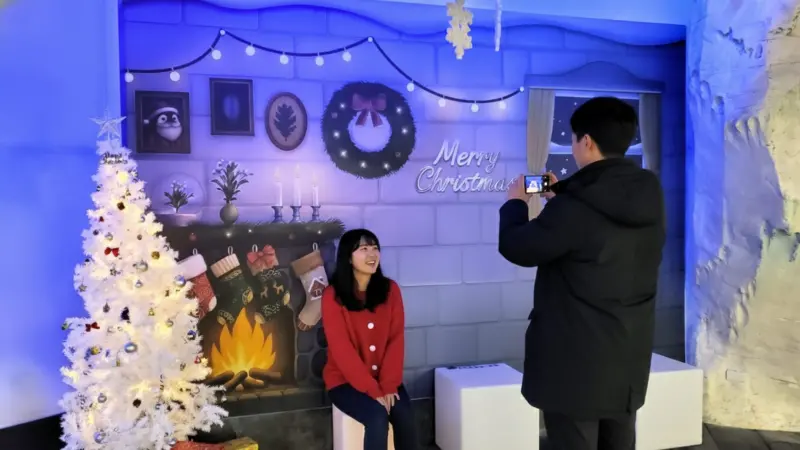 ▲除聖誕老人現身外，館內世界水域館的極地區同步換上冬裝，打造期間限定的聖誕佈置。（圖／屏東海生館提供）