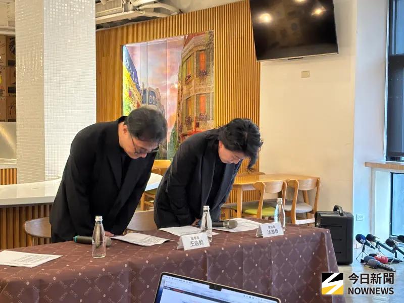 ▲歐客佬爆發咖啡豆標示誤植風波，董事長王信鈞今現身鞠躬道歉。（圖／記者金武鳳攝，2025.12.19)