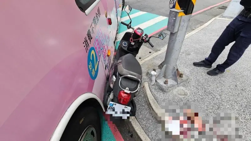▲新北市新店區昨（18日）下午發生一起公車撞擊機車意外，導致女騎士被夾在公車及人行道之間。（圖／翻攝畫面）