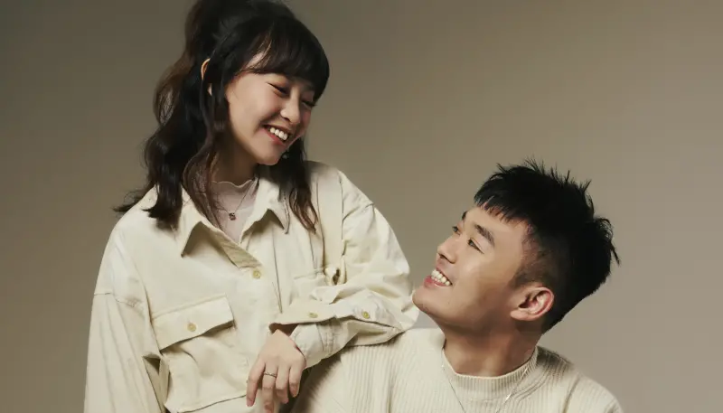 ▲陳詩媛（左）與王齊麟（右）今年6月結婚、10月宣布懷孕3個月，夫妻倆登上《OMO調查局》分享私下日常，陳詩媛爆料老公曾做夢夢到打羽球，夢話是在講戰術、最後還殺球直接打到她，王齊麟從睡夢中驚醒趕緊道歉。（圖／快電商提供）