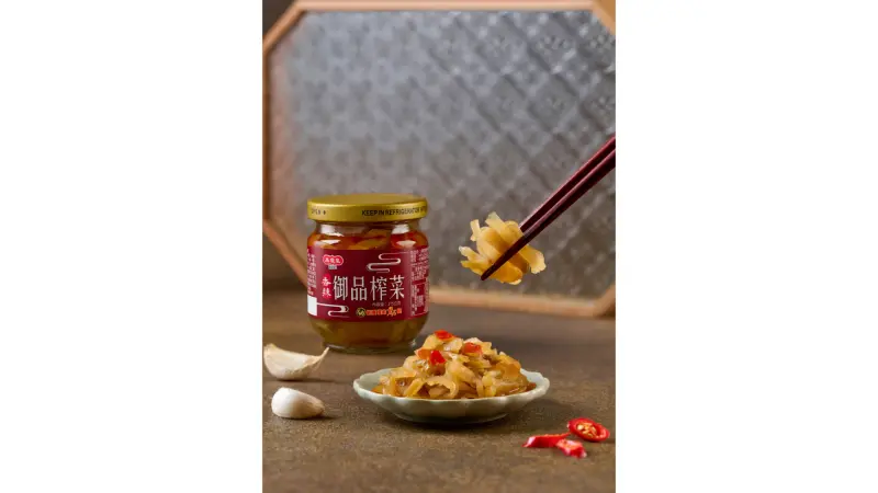 ▲引發熱議的「御品榨菜」為台灣老字號醬料品牌高慶泉9月推出新品，嚴選莖瘤芥菜，採低溫醃製與多道熟成，保留鮮香口感。（圖／品牌提供）