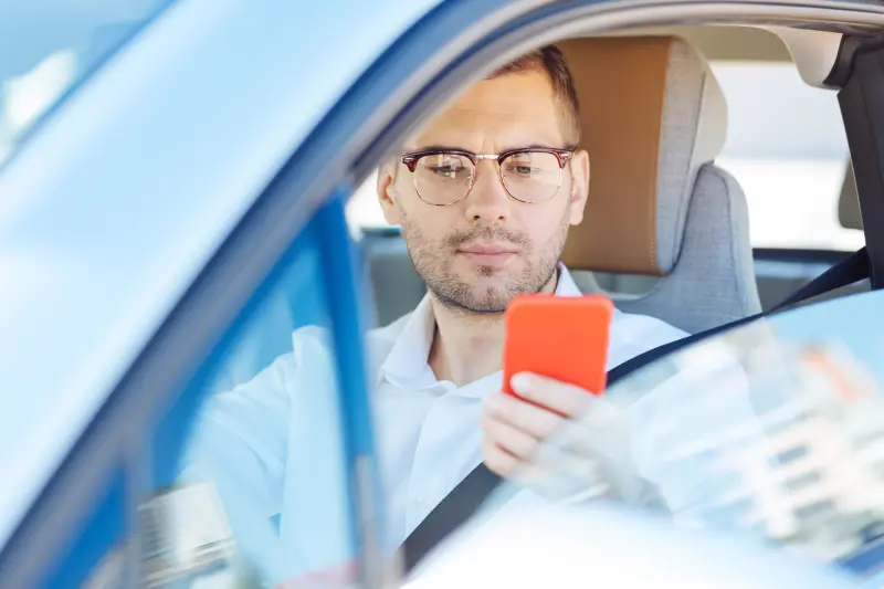 ▲陳男等紅燈看手機遭警方開罰，不滿上訴台北高等行政行院，逆轉勝訴撤銷原判罰。（示意圖／123RF）