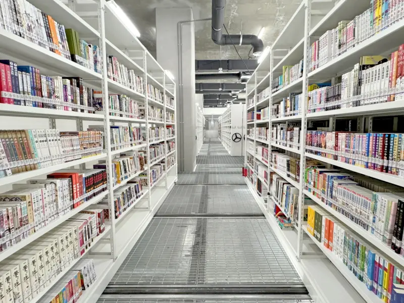 ▲中市圖總館地下一樓密集書庫，作為各閱覽區的圖書典藏暨運輸中心(圖／文化局提供2025.12.19)