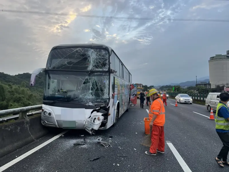 ▲國光客運19日清晨追撞前方大貨車，車上6名乘客受輕傷送醫。（圖／翻攝畫面）