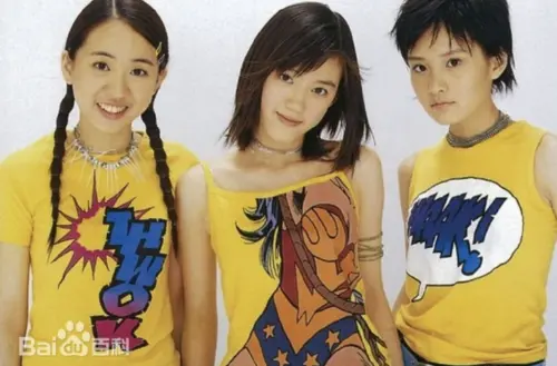 ▲前女子團體KISS成員裴琳（中）近期因轉戰賣雞蛋糕，掀起一波回憶殺。她在1999年和張碩芬（右）、王婷萱（左）組成KISS出道。後來王婷萱變成明道的太太。（圖／翻攝自百度百科）