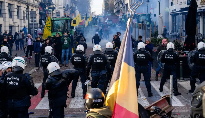 ▲因不滿歐盟即將與南方共同市場達成貿易協議，好幾千名農民18日湧向布魯塞爾街頭抗議，有的還開拖拉機。（圖／美聯社／達志影像）