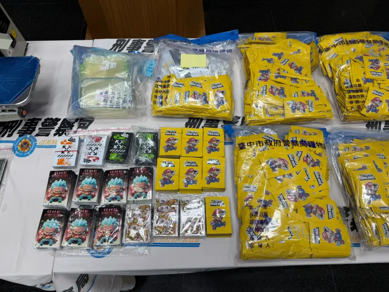 ▲兩少年淪為毒咖啡分裝場小弟 警方起獲1,448包毒咖啡（圖/記者鄧力軍翻攝）