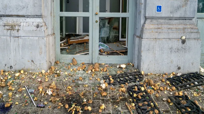    ▲歐洲議會外頭，滿地的馬鈴薯、石塊等物。（圖／美聯社／達志影像）  