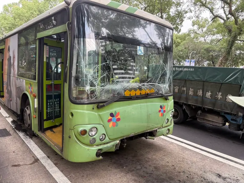 ▲台北市松山區今（19日）下午發生一起4輛公車追撞事故，造成公車上3名乘客受傷。（圖／翻攝畫面）