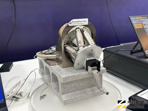 ▲思衛科技副總經理黃郁翔指出，思衛科技導入AI演算法讓矽光子測試晶圓時間縮短。（圖／記者李青縈攝）