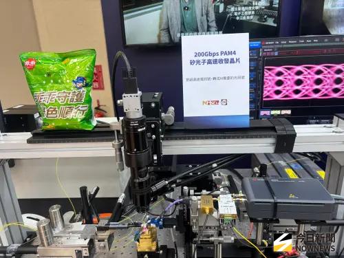 ▲台灣半導體研究中心異質整合晶片組副研究員林明緯指出，該中心目前開發的矽光子核心晶片技術，其規格已可媲美輝達（NVIDIA）水準，數值表現光晶片達200Gbps。（圖／記者李青縈攝）