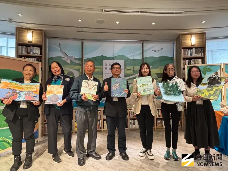 ▲「你知我行．里山倡議」繪本第二輯，收錄台灣四農村社區以在地智慧，實踐人與自然和諧共處永續故事。（圖／記者金武鳳攝，2025.12.19)