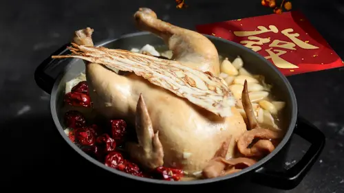 ▲LA ONE「金蒜濃雞湯」以「台灣人的國民湯」為靈感，結合星級廚藝團隊技法，將蒜頭雞的家常溫度，化作更純淨、更細膩的滋味。（圖／LA ONE提供）