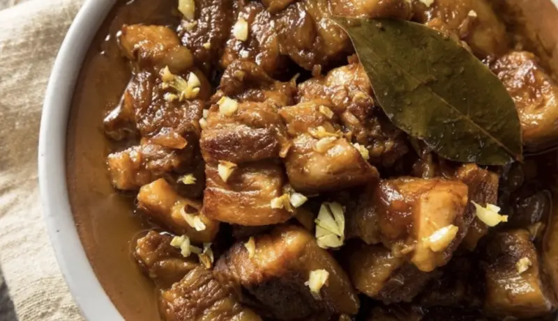 ▲國際飲食指南《TasteAtlas》公布今年「全球百大最佳料理」排行榜，菲律賓名列第25名。圖為菲律賓知名菜餚阿多波（Adobo）。（圖／《TasteAtlas》）