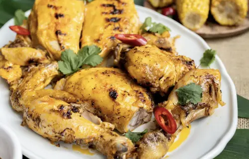 ▲碳烤風味濃厚的「伊納薩烤雞（Inasal na Manok）」。（圖／翻攝自《TasteAtlas》）