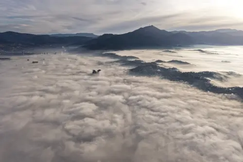 ▲霧霾籠罩波士尼亞與赫塞哥維納首都塞拉耶佛，僅有部分山頂能露出。（圖／美聯社／達志影像）
