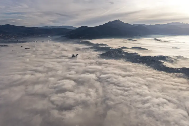    ▲霧霾籠罩波士尼亞與赫塞哥維納首都塞拉耶佛，僅有部分山頂能露出。（圖／美聯社／達志影像）  