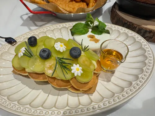 ▲兩人同行點兩份主餐即送「麝香葡萄粉撲鬆餅」乙份。（圖／記者鍾怡婷攝）