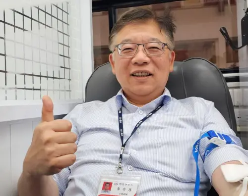 ▲台灣中油公司煉製事業部舉辦捐血活動，該事業部執行長季存厚率先挽袖捐血。(圖／中油煉製事業部提供)