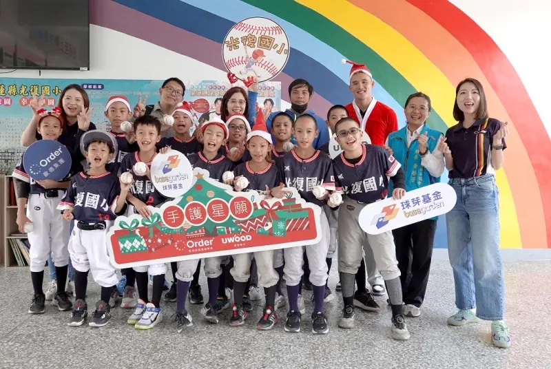 ▲歐德集團與台鋼雄鷹外野手高聖恩到太巴塱國小，為棒球隊送上全新球具。（圖／歐德集團提供）