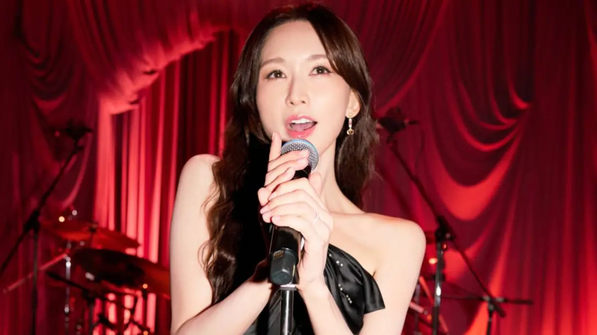 ▲林志玲綁蝴蝶結挑戰可愛造型，有網友批她裝少女，有人則讚嘆她凍齡如「天山童姥」。（圖／林志玲Chiling Lin臉書）