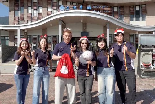 ▲歐德集團「手護星願」活動，今年再度與「球芽基金」、「小太陽關懷協會」合作，募集千份耶誕禮物，更率領同仁前往花蓮，親手把禮物送到孩子手上。（圖／歐德集團提供）