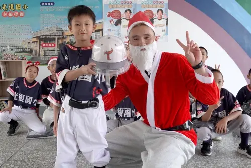 ▲高聖恩裝扮成聖誕老人送暖給太巴塱國小，為此次送暖曾踢了更多笑容。（圖／歐德集團提供）
