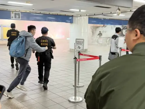 快訊／台北車站M7出口被丟煙霧彈！現場民眾急逃　1人倒地OHCA
