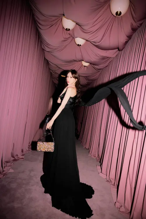 ▲林志玲的單肩華服典雅又性感。（圖／林志玲Chiling Lin臉書）