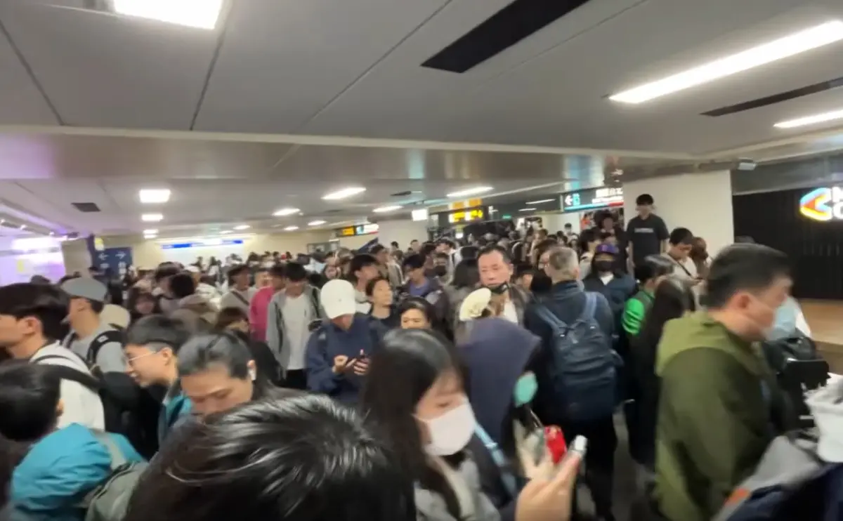 ▲北捷板南線台北車站M7出口煙霧瀰漫，一度導致列車受到影響，現場人滿為患。（圖／Threads@hao.map授權提供）