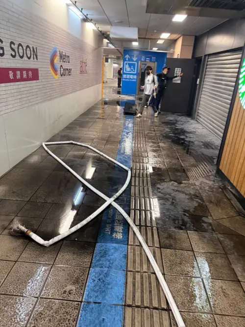 ▲北捷板南線台北車站M7稍早傳出意外，疑似有不明人士亂丟煙霧彈，有民眾曝光現場畫面，地板已經被染黑一片混亂。（圖／Threads@427_linn授權提供）