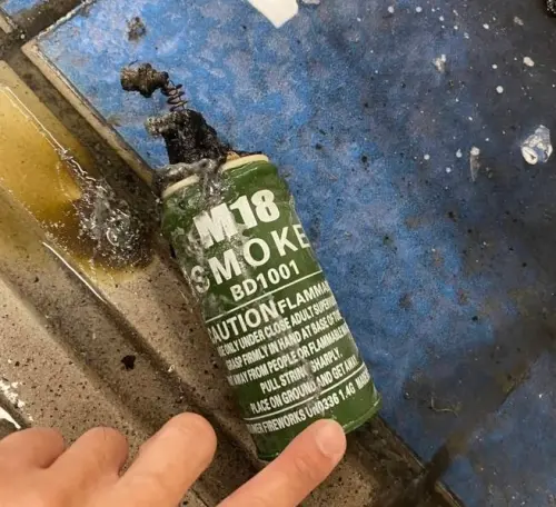 ▲ 台北捷運板南線台北車站今（19）日下午5時24分，正值下班通勤尖峰時段，一名嫌疑人疑於板南線層及地下街一帶，接連使用疑似煙霧彈、汽油彈及刀械，現場一度陷入混亂。（圖／翻攝畫面）