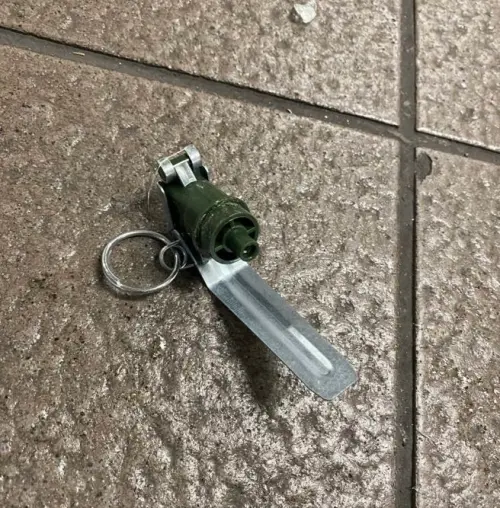 ▲ 台北捷運板南線台北車站今（19）日下午5時24分，正值下班通勤尖峰時段，一名嫌疑人疑於板南線層及地下街一帶，接連使用疑似煙霧彈、汽油彈及刀械，現場一度陷入混亂。（圖／翻攝畫面）