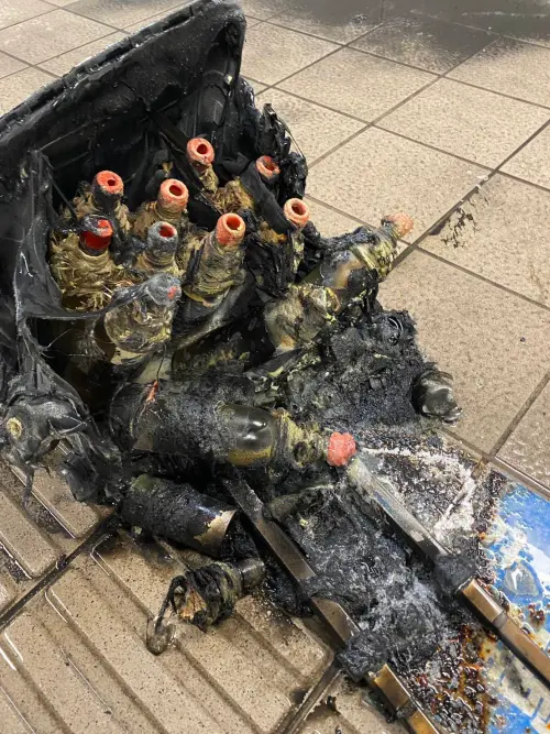 ▲台北車站遭煙霧彈攻擊！煙霧彈照片曝「焦黑一片」（圖／翻攝畫面）