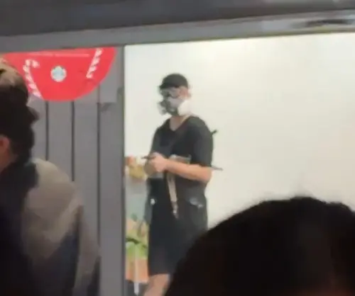 北車煙霧彈攻擊嫌犯曝光！臉戴「防毒面具」犯案　星巴克急拉鐵門

