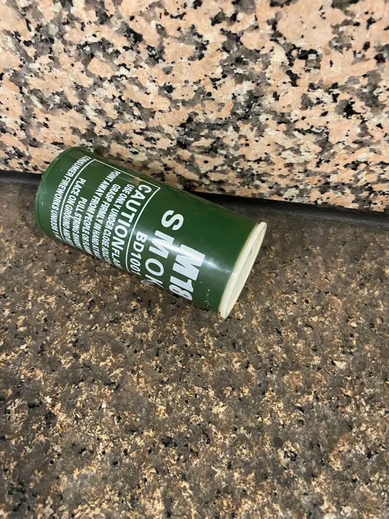 ▲台北車站遭煙霧彈攻擊（圖／翻攝畫面）