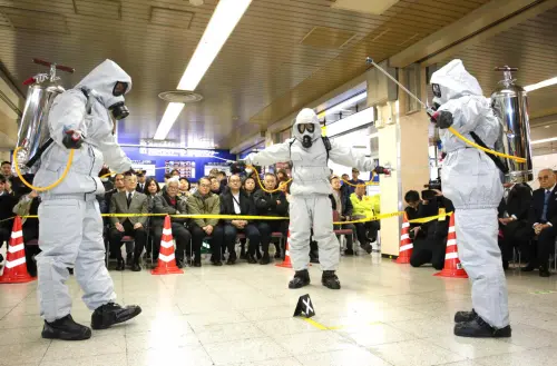 ▲日本東京地鐵事發後針對毒氣攻擊加強進行演習。（圖／美聯社／達志影像）
