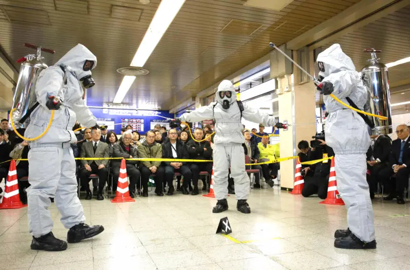    ▲日本東京地鐵事發後針對毒氣攻擊加強進行演習。（圖／美聯社／達志影像）  