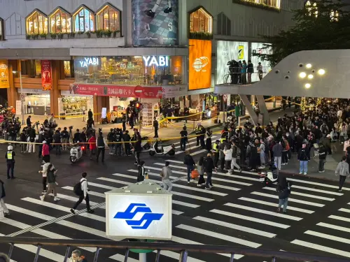 ▲捷運中山站一帶出現大規模隨機砍人案，嫌犯稍早墜樓輕生送醫搶救，目前現場已拉起封鎖線，仍有大批民眾滯留。（圖／記者張志浩攝）