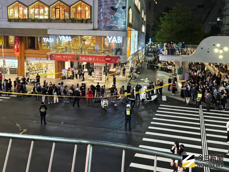 ▲捷運中山站一帶出現大規模隨機砍人案，嫌犯稍早墜樓輕生送醫搶救，目前現場已拉起封鎖線，仍有大批民眾滯留。（圖／記者張志浩攝）