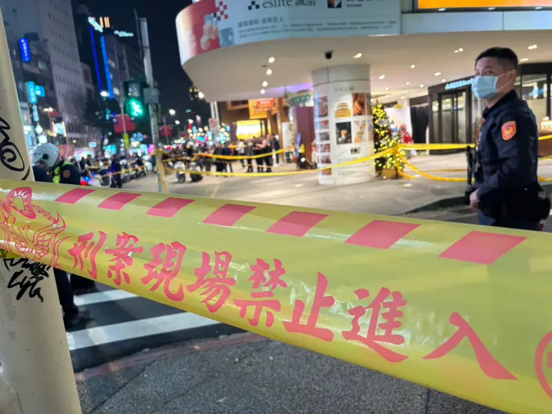 ▲男子在北捷投擲煙霧彈後又跑到中山站隨機砍人，後又在南西誠品墜樓，目前商場已全館疏散、停業。（圖／記者張志浩攝）