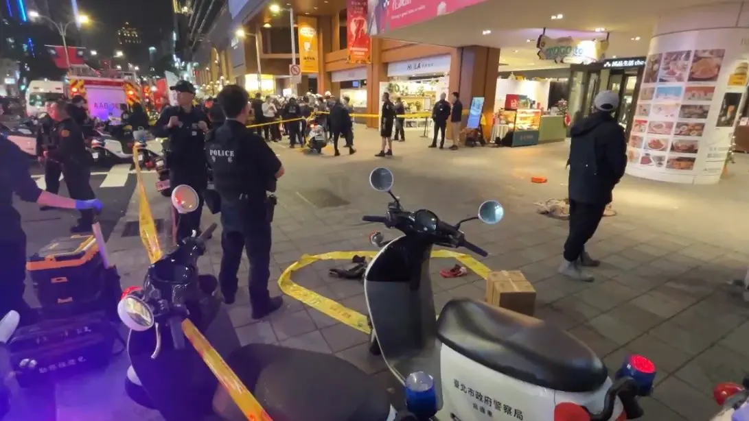 ▲27歲嫌犯張文先至北車丟擲煙霧彈後，再持長刀至中山站隨機砍人後墜樓，稍早宣告不治。（圖／翻攝畫面）