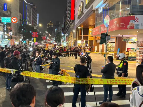 ▲誠品南京西路店外圍起封鎖線。（圖／記者張志浩攝）