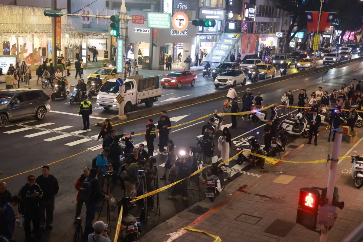 ▲今（19）日台北車站傳出隨機攻擊，一名戴著防毒面具的27歲男子沿路丟擲煙霧彈，接續持長刀逃跑至捷運中山站附近，再度丟擲煙霧彈並隨機砍傷民眾。（圖／記者葉政勳攝）