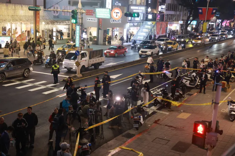 ▲今（19）日台北車站傳出隨機攻擊，一名戴著防毒面具的27歲男子沿路丟擲煙霧彈，接續持長刀逃跑至捷運中山站附近，再度丟擲煙霧彈並隨機砍傷民眾。（圖／記者葉政勳攝）