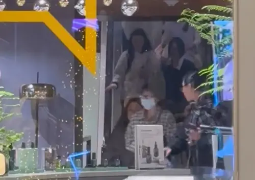 ▲中山誠品南西店今（19）日發生砍人意外，現場許多民眾得知消息，嚇得趕緊搭乘電扶梯下樓逃離。（圖／Threads@playbear520授權提供）