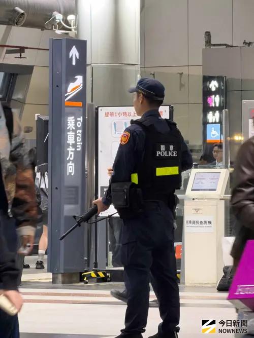 ▲台南高鐵站警察正荷槍實彈在實施戒備。（圖／記者張一笙攝）