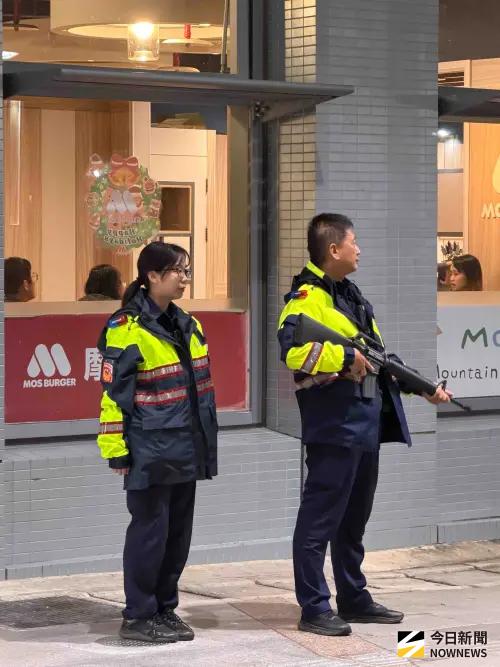 ▲不只高鐵站內，就連站外也有來自歸仁分局的警官在出入口實施戒備。（圖／記者張一笙攝）