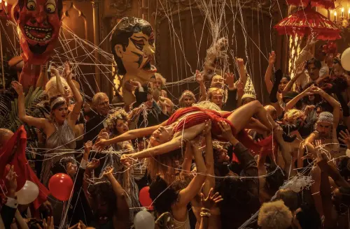 ▲百年前好萊塢影人開奢華、淫亂派對的場面，在《巴比倫》有令人印象深刻的呈現。（圖／摘自IMDb）